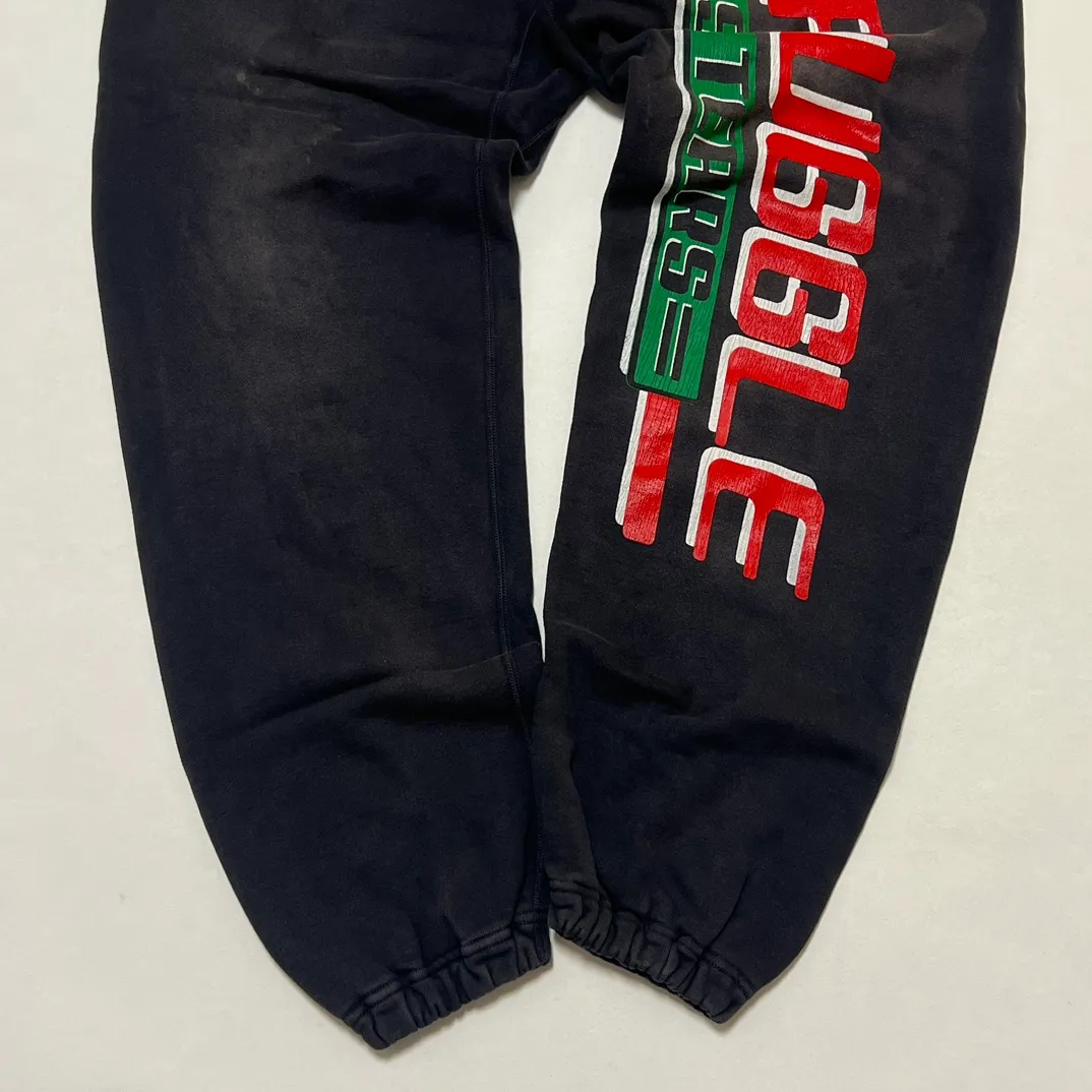 SAINT Mxxxxxx x DENIM TEARS STRUGGLE SWTPNTS/BLK DT co-branded boxing retro distressed sweatpants, washed black S-XL Assute dyeing, whole piece sprayed with horse fade, authentic grade crack printing, mold customization co-branded main mark/washed mark, factory four-needle six-thread workmanship, no bone seams, more comfortable to wear